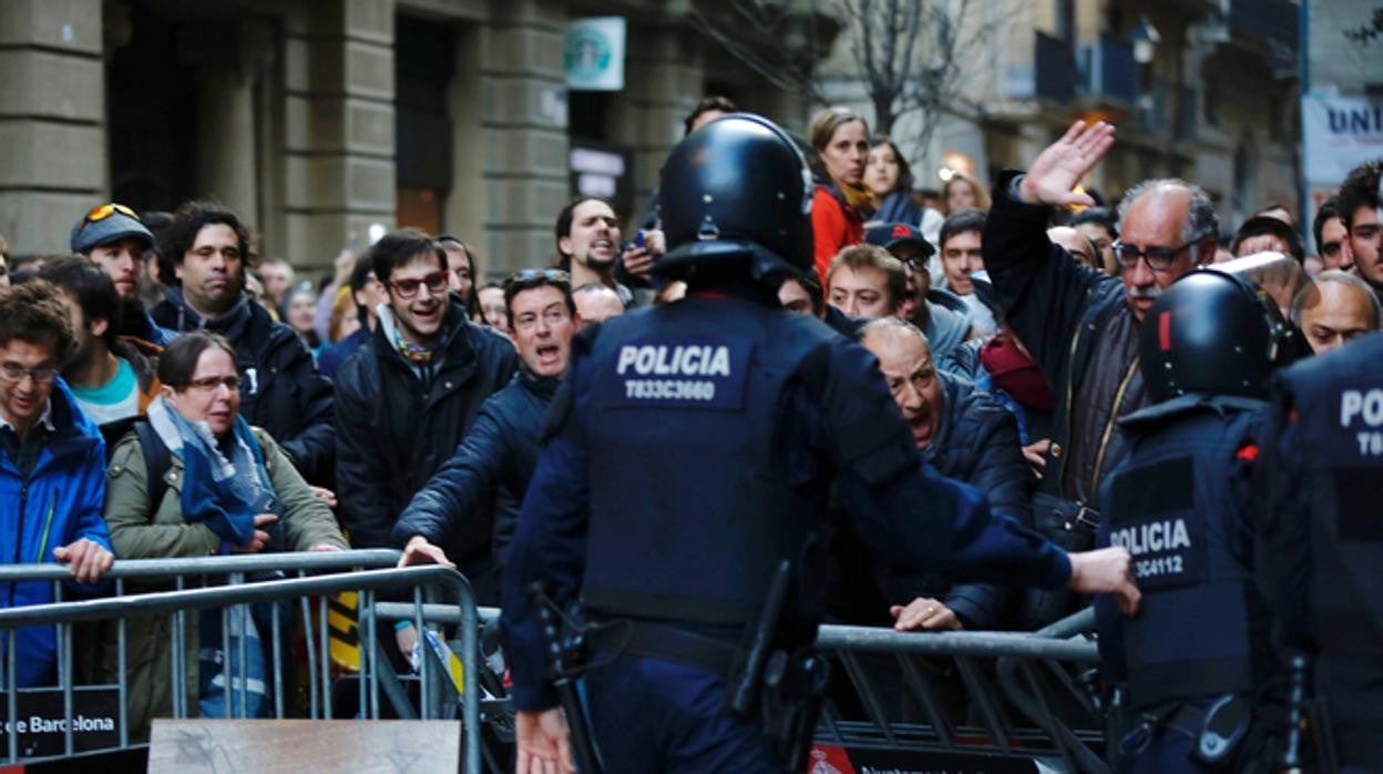 Cordón policial durante la protesta contra el Rey en Barcelona en 2018