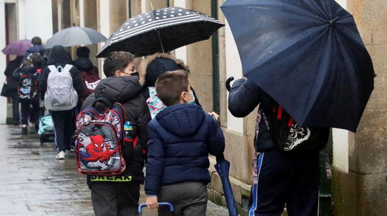 Niños volviendo a las aulas después de las navidades en una escuela de Santiago