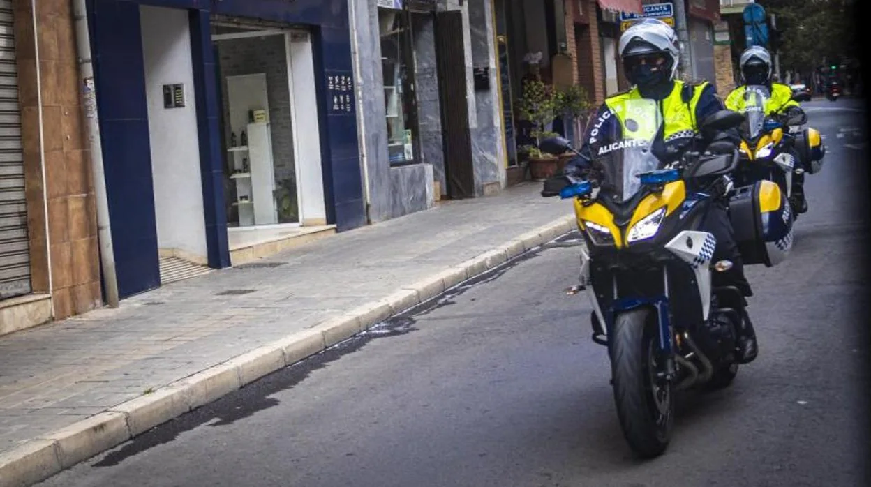 Dos agentes motorizados de la Policía Local de Alicante