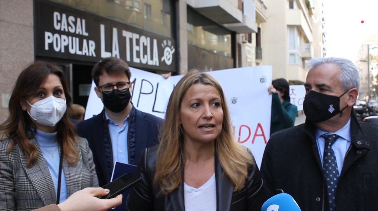 Parera, junto a los concejales de Valents, compareciendo ante los medios con la protesta de los jóvenes antisistema a sus espaldas