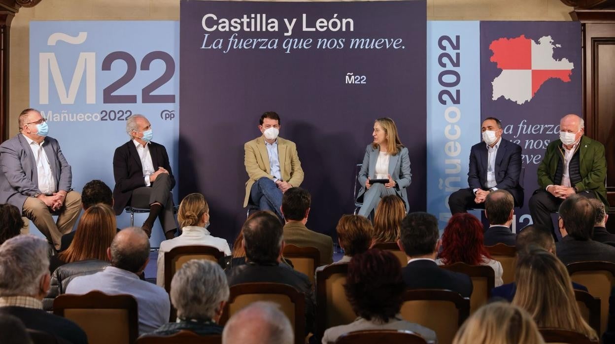 El candidato del PP, Alfonso Fernández Mañueco, participa en una mesa sobre el modelo sanitario en Aranda