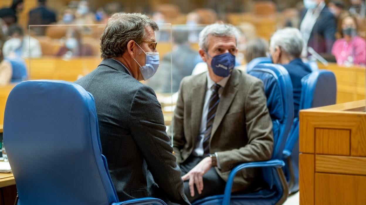 Feijóo, junto al vicepresidente primero, Alfonso Rueda, este jueves en el Parlamento gallego