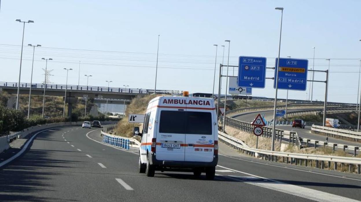 Una ambulancia circula por la autovía A-7