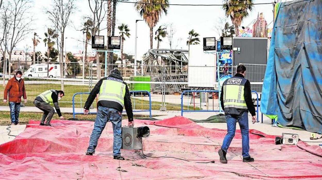 Investigadores de la Policía Nacional inspeccionando el castillo hinchable donde se produjo el accidente mortal en Mislata