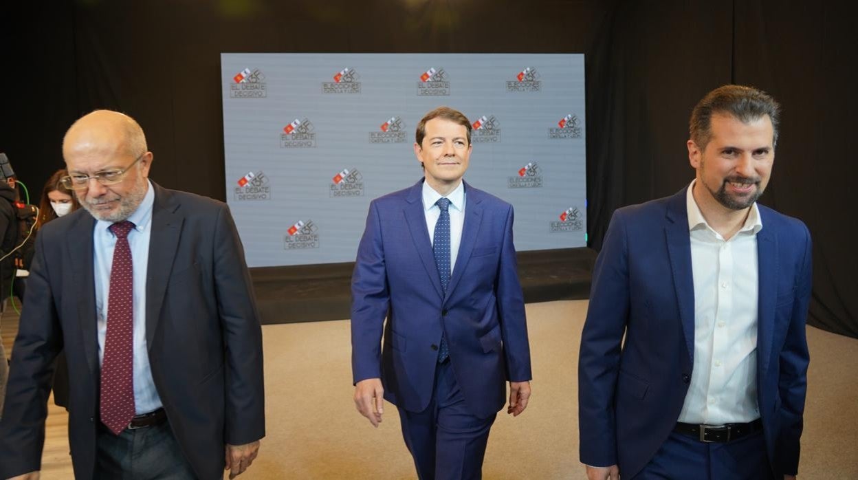 Francisco Igea (i), Alfonso Fernández Mañueco (c) y Luis Tudanca (d), momentos antes de participar en el segundo debate electoral