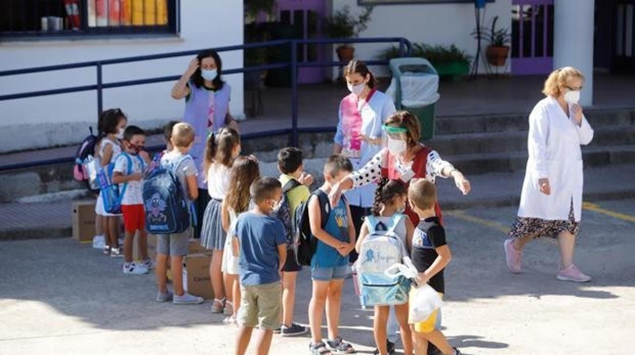 Imagen de archivo de varios niños en el patio de su colegio con la mascarilla colocada