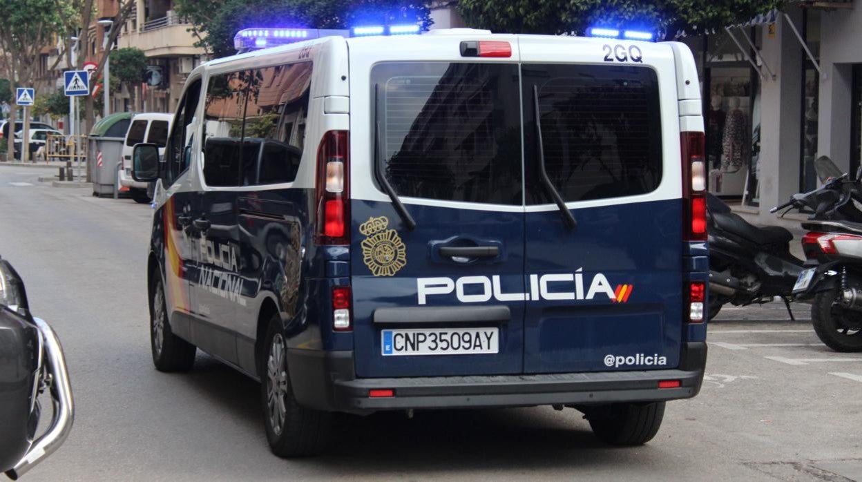 Un vehículo de la Policía Nacional en Valenncia