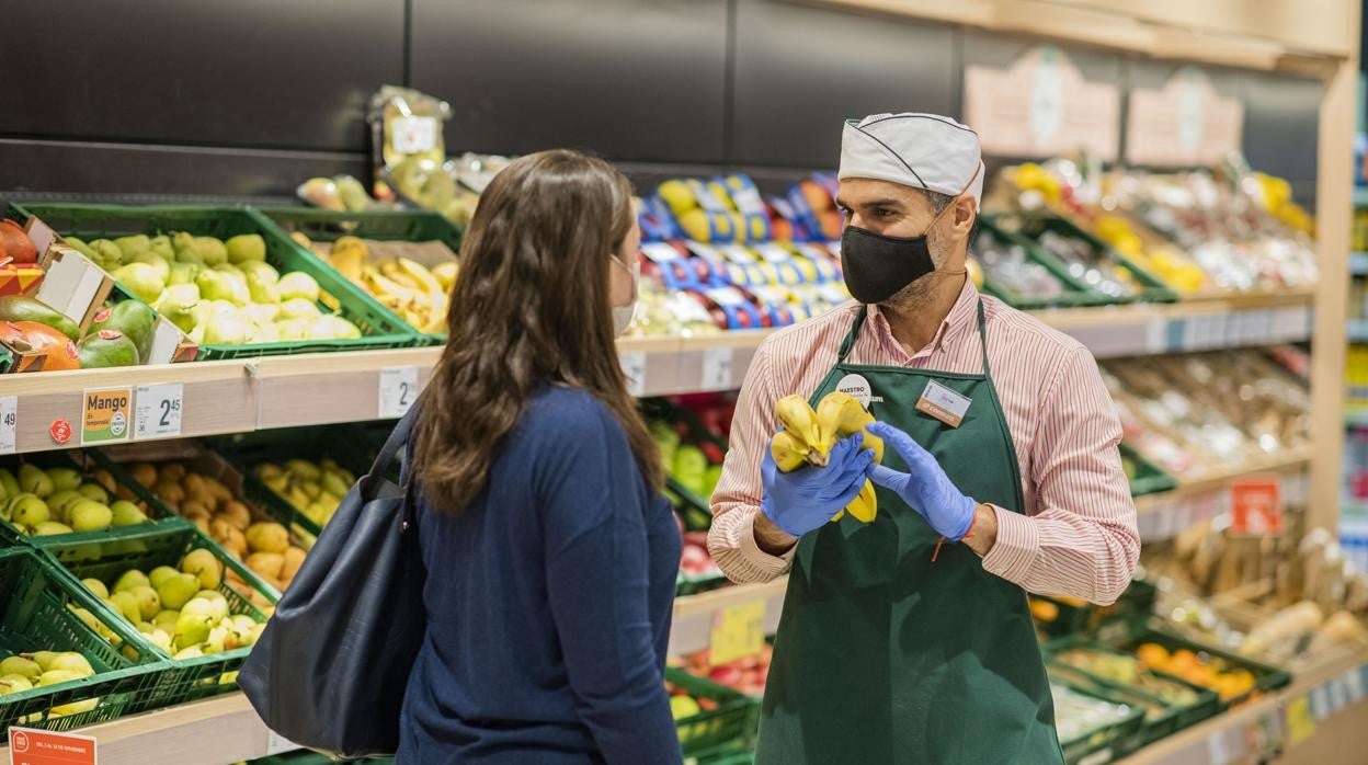 Imagen de un trabajador de un supermercado de Consum