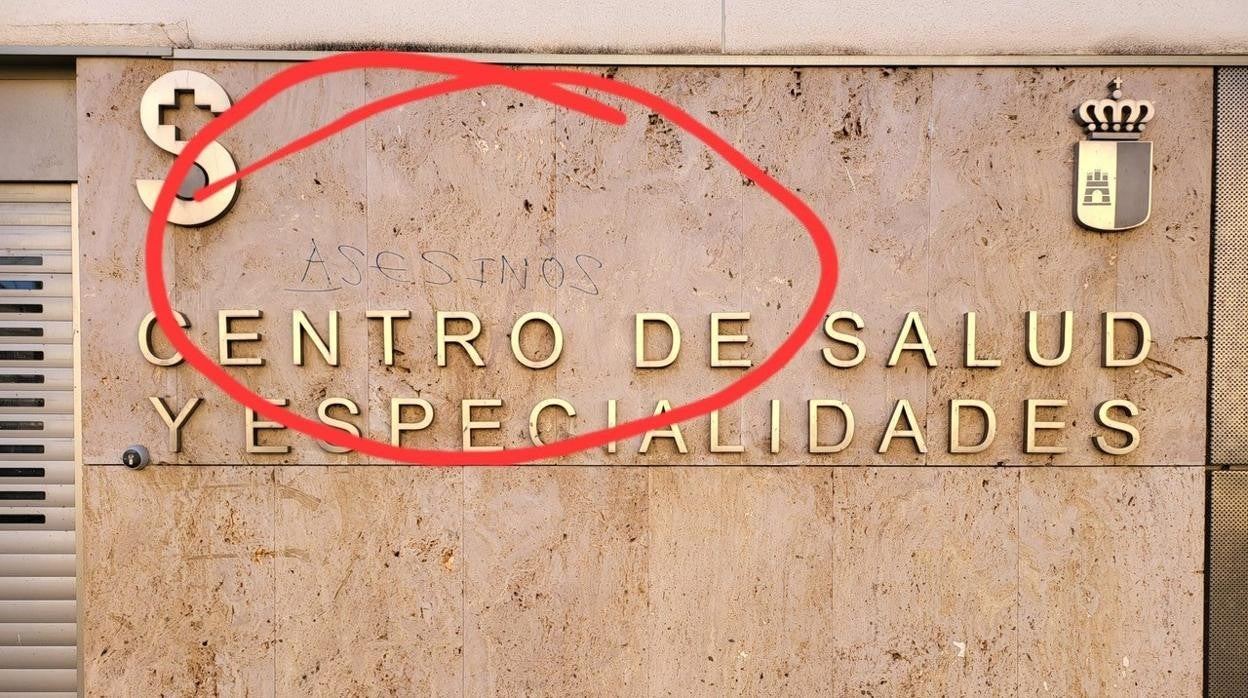 Fachada del centro de salud de Molina de Aragón donde ha aparecido una pintada