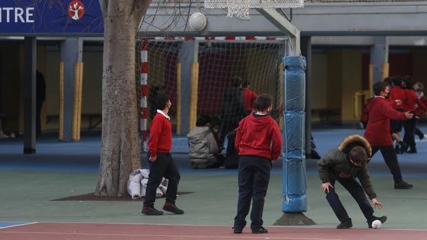 La Junta avisa a los centros educativos de que la mascarilla deja de ser obligatoria en los patios