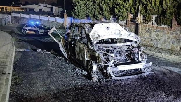 La Policía detiene en Elche a una mujer en busca y captura al acudir al incendio de su propio vehículo