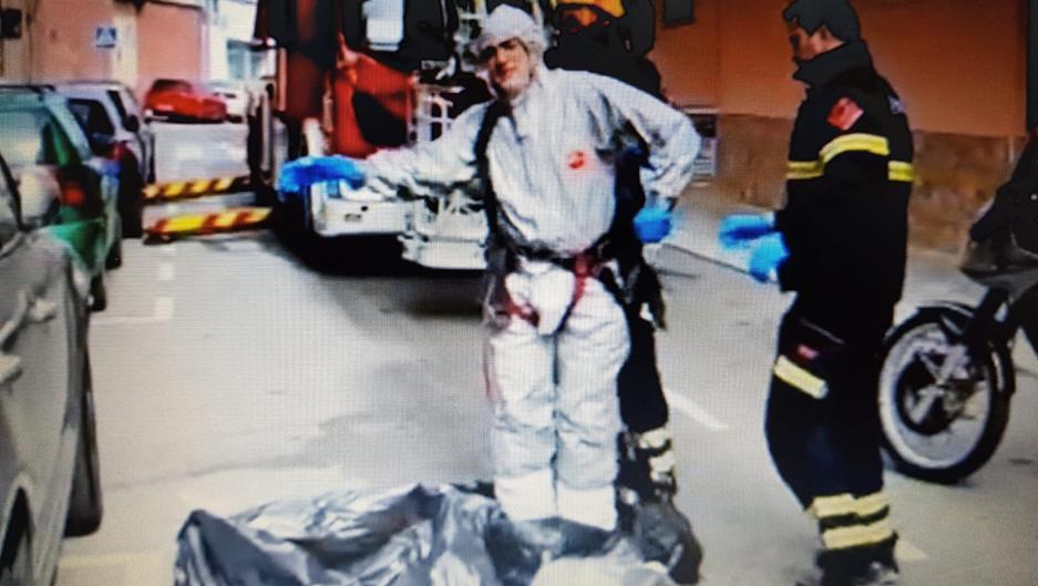 Los Bomberos descubren el cadáver en descomposición de una mujer con síndrome de Diógenes en Torrevieja