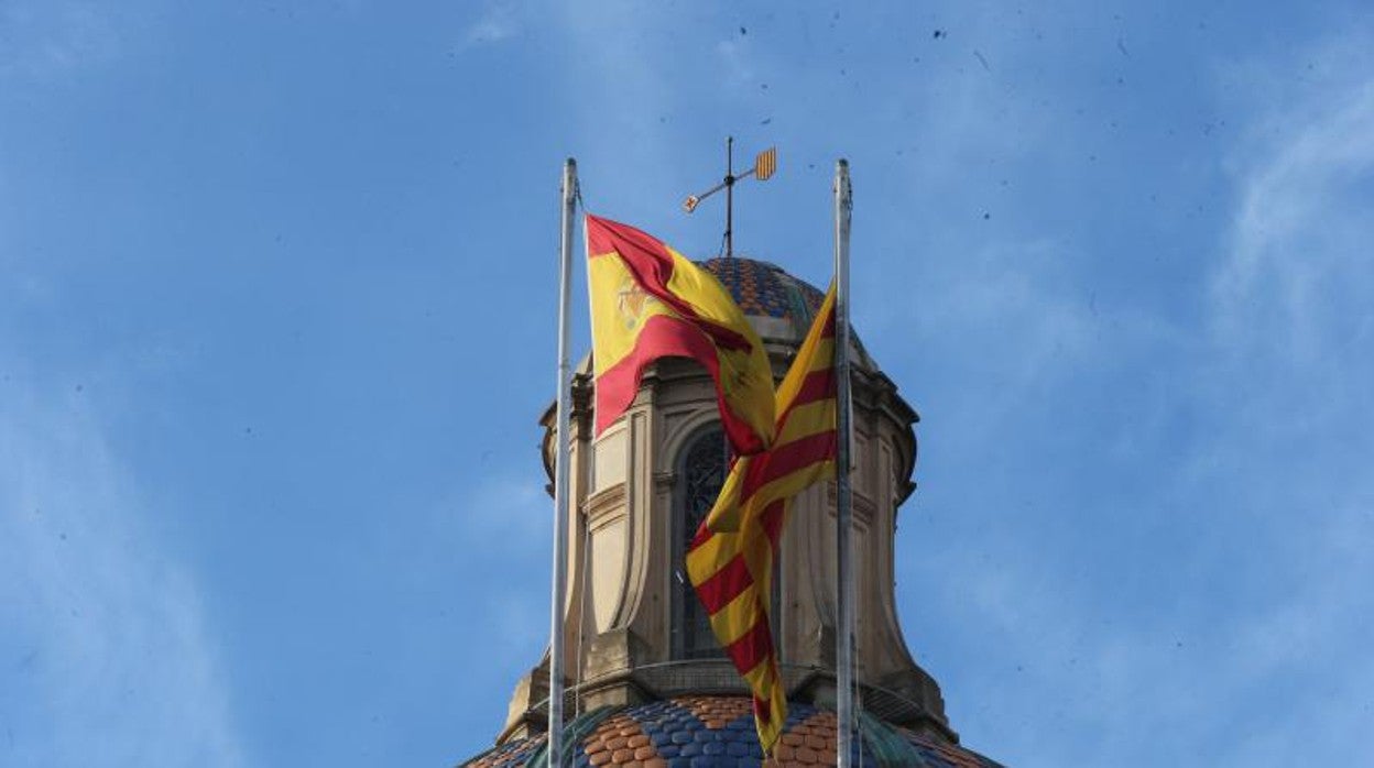 Bandera española y catalana en el palacio de la Generalitat de Cataluña