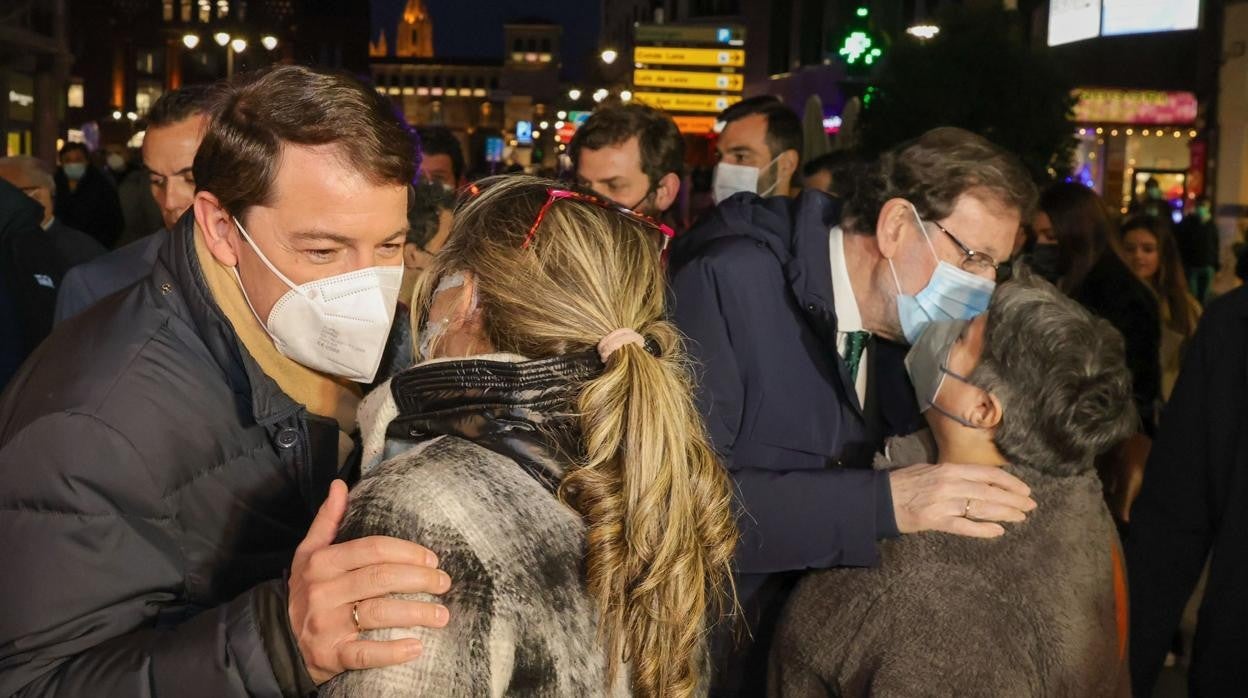 Alfonso Fernández Mañueco y Mariano Rajoy, este jueves en las calles de León