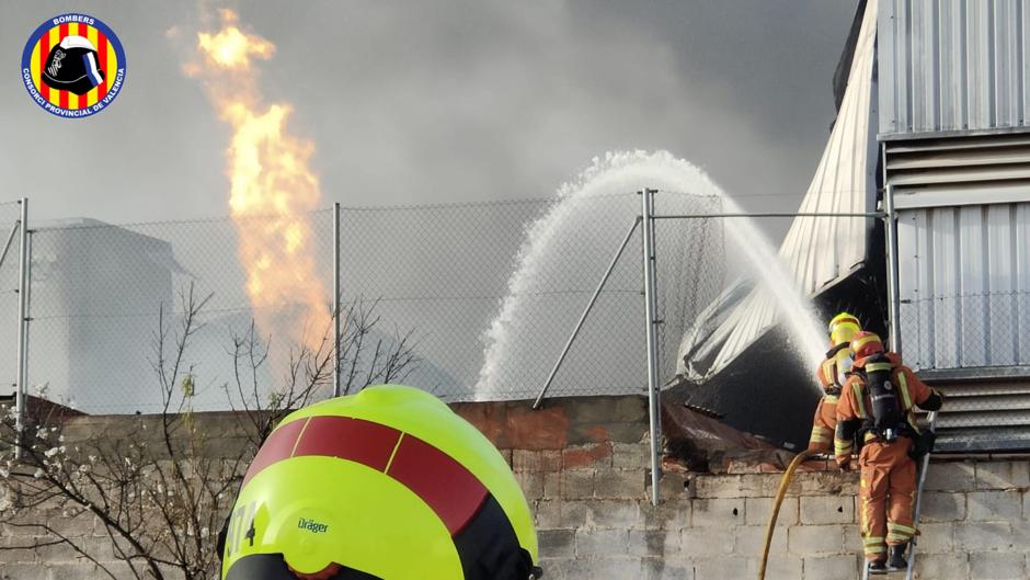 Los Bomberos controlan un incendio con explosiones de gas en una nave industrial en Valencia