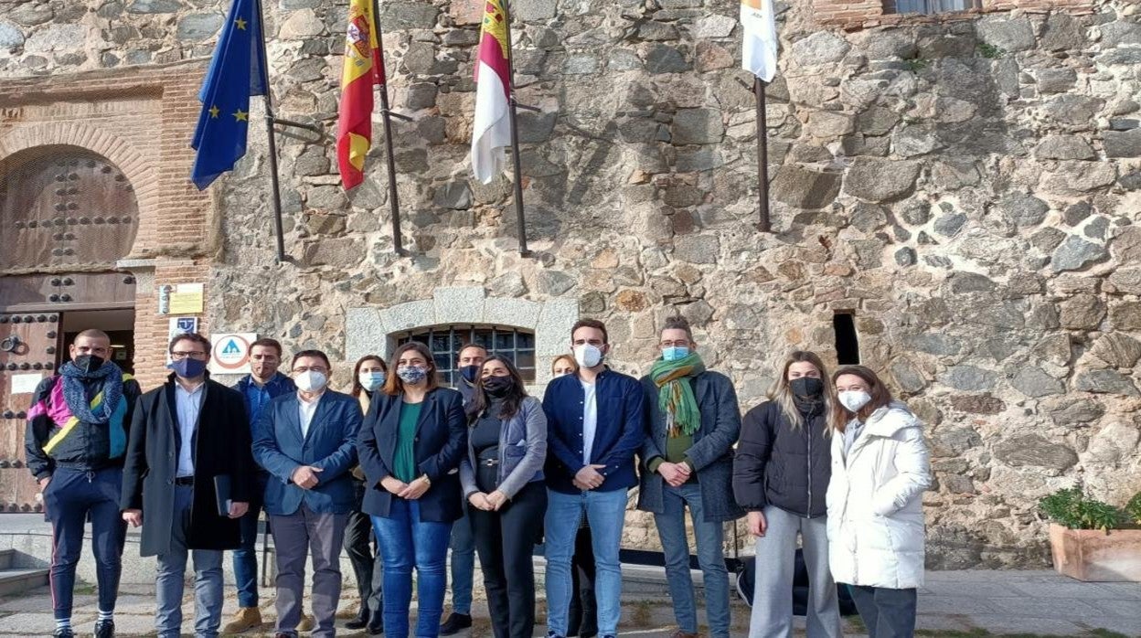 Ana Muñoz, Teo García y Jesús Corroto, con algunos de los participantes en «Laboratorio de Talentos»