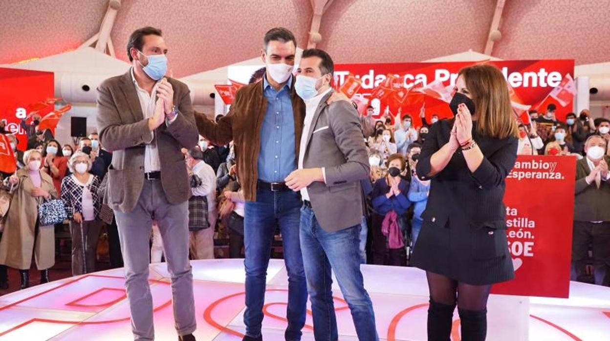 Pedro Sánchez y Luis Tudanca en el cierre de campaña