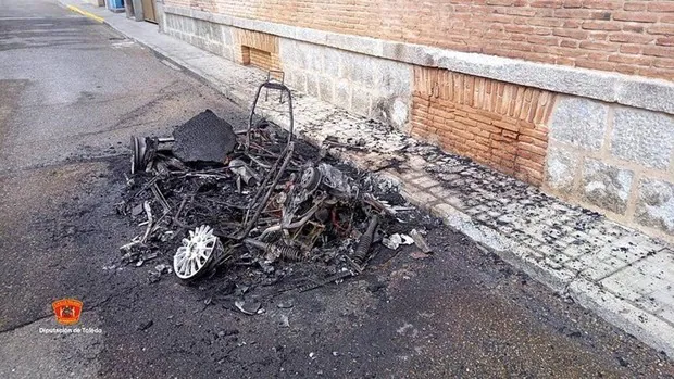 Un fuego carboniza un minicoche con 17 años de antigüedad en una calle de Sonseca