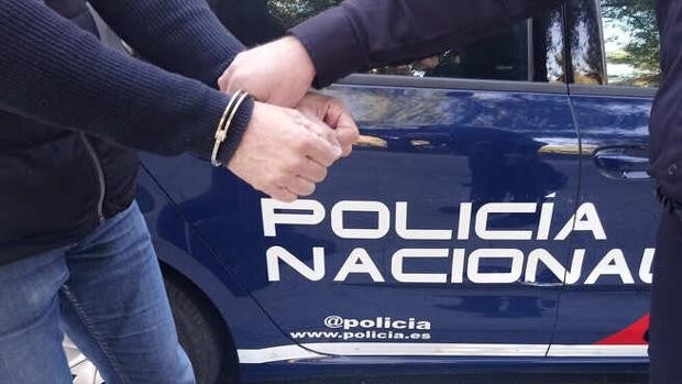 Detenido tras intentar agredir a los policías que acudieron a su domicilio por una fuerte discusión con su pareja