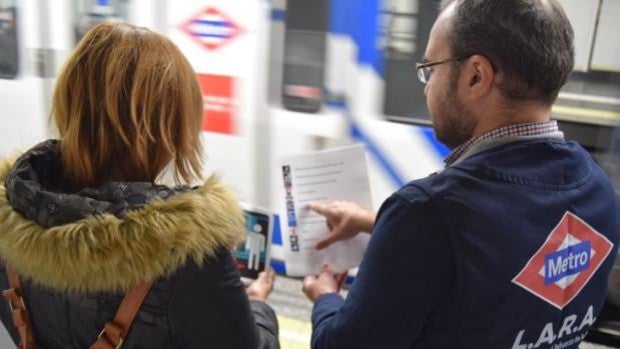 Metro enseña a discapacitados intelectuales a viajar por el suburbano de forma autónoma