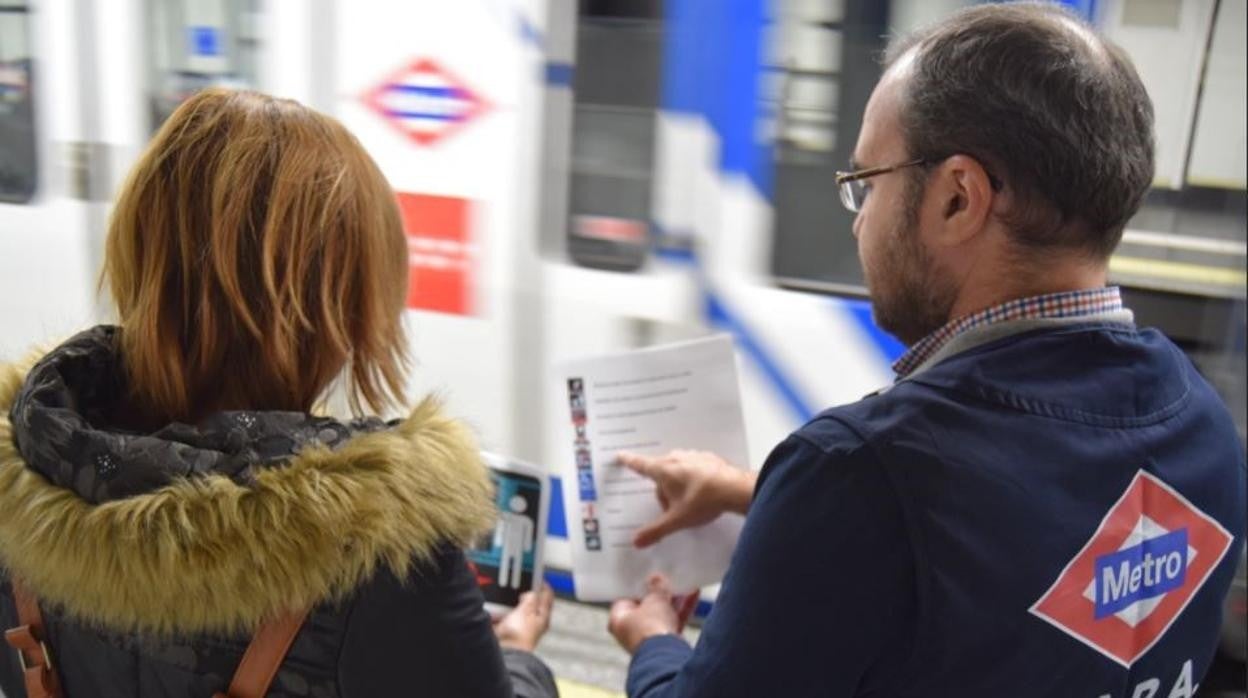 Un operario de Metro, junto a una participante en el programa de formación