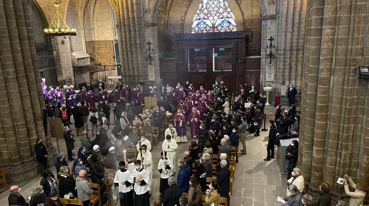 Un instante de la misa de este lunes en la Catedral