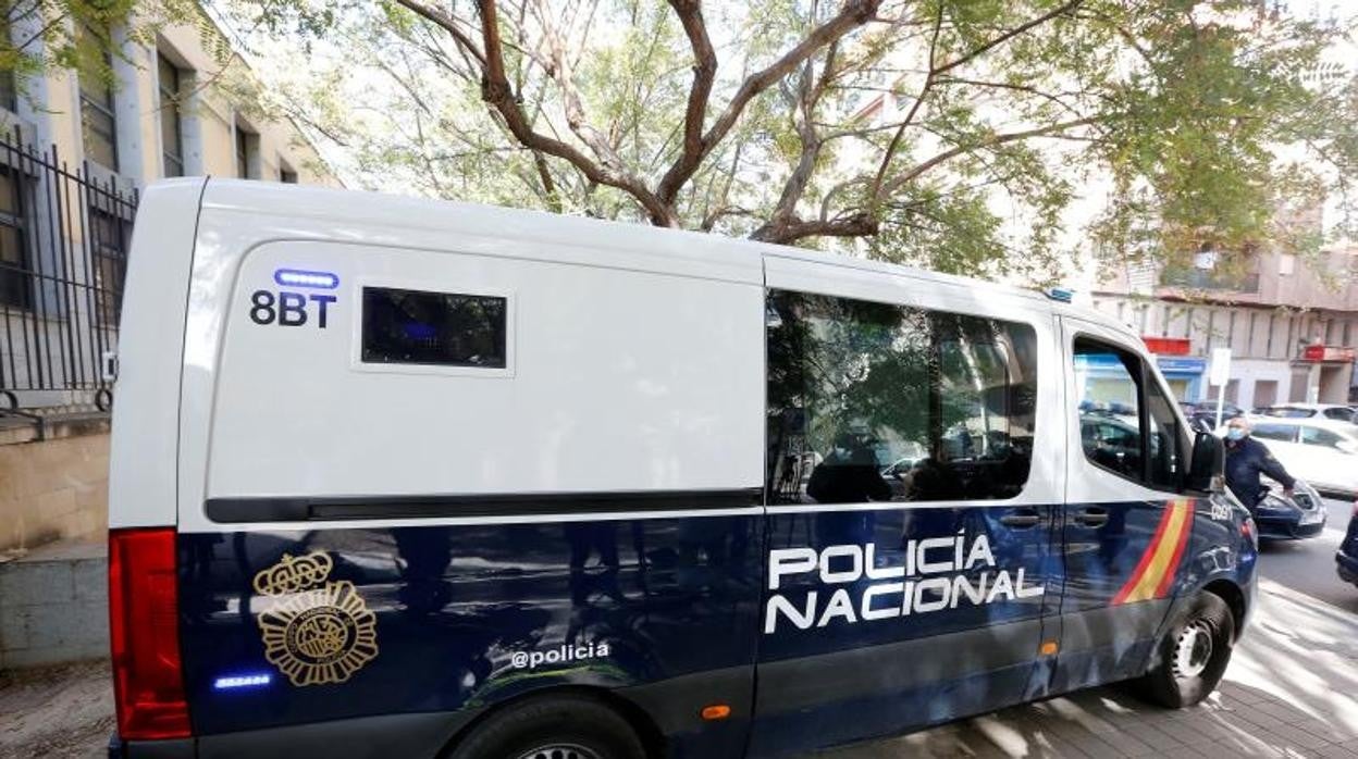 Un furgón policial lleva a un centro de menores al presunto homicida de 15 años que mató a su familia en Elche después de que éste prestase declaración ante el fiscal de Menores este domingo en los juzgados de Alicante