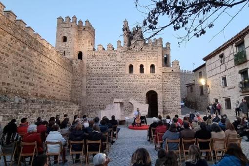 Una actuaciones de EnamoraARTE en la plaza donde se encuentra la escultura de Chillida