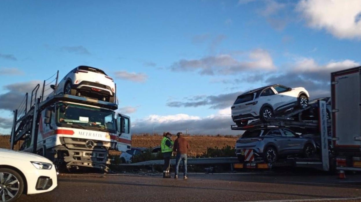 Dos camiones siniestrados en el accidente ocurrido en la A-62 en la provincia de Valladolid