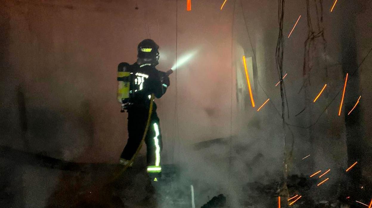 Un incendio calcina una panadería en proceso de rehabilitación en Santibáñez de la Isla (León)