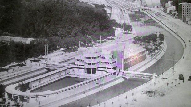 La piscina sobre el Manzanares que las bombas derribaron y la canalización del río echó abajo