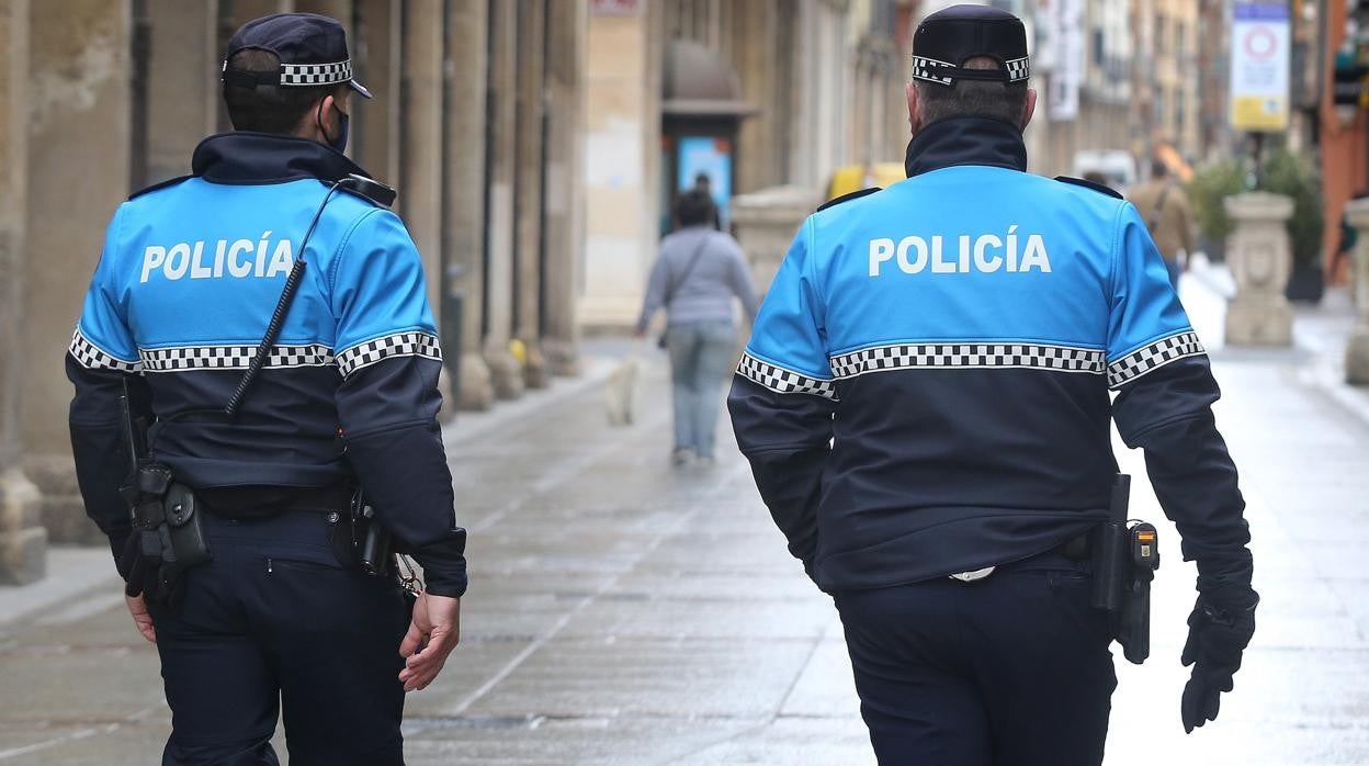 La Policía Local de Palencia evita que una mujer se lance por la ventana