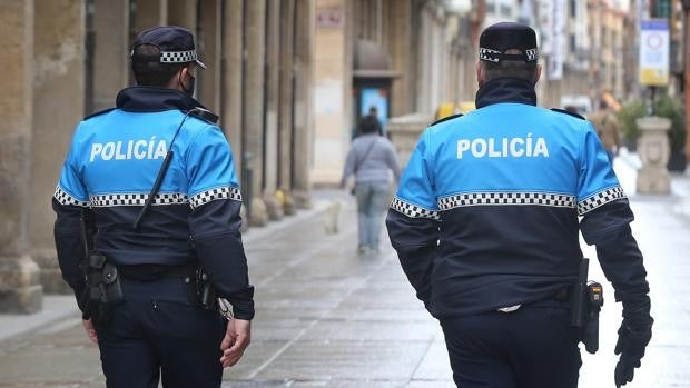 La Policía Local de Palencia evita que una mujer se lance por la ventana