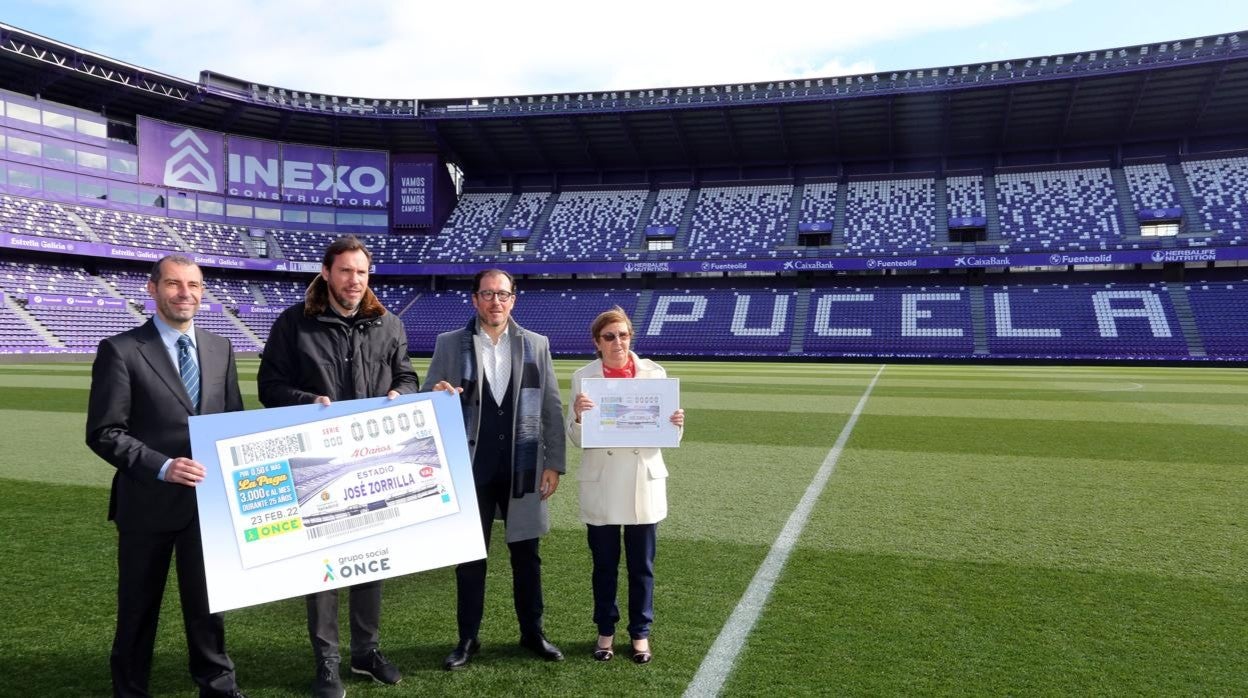 El alcalde de Valladolid, Óscar Puente; el delegado territorial de la ONCE en Castilla y León, Ismael Pérez, y el consejero portavoz del Real Valladolid, David Espinar, presentan un cupón con motivo del 40 aniversario del Estadio José Zorrilla