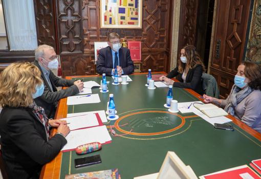 Imagen de la reunión del presidente de la Generalitat, Ximo Puig, este lunes con representantes de la Conselleria de Sanidad