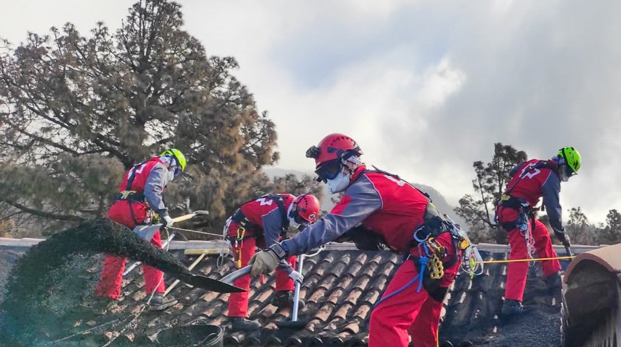 Trabajos de alivio de cubiertas afectadas por ceniza en La Palma