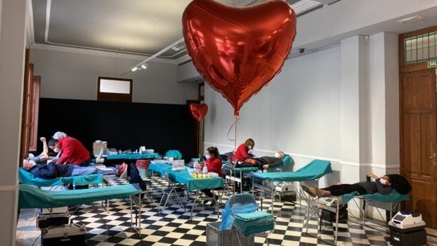 La Diputación aplaude que 200 alicantinos celebraran San Valentín donando sangre en el Palacio Provincial