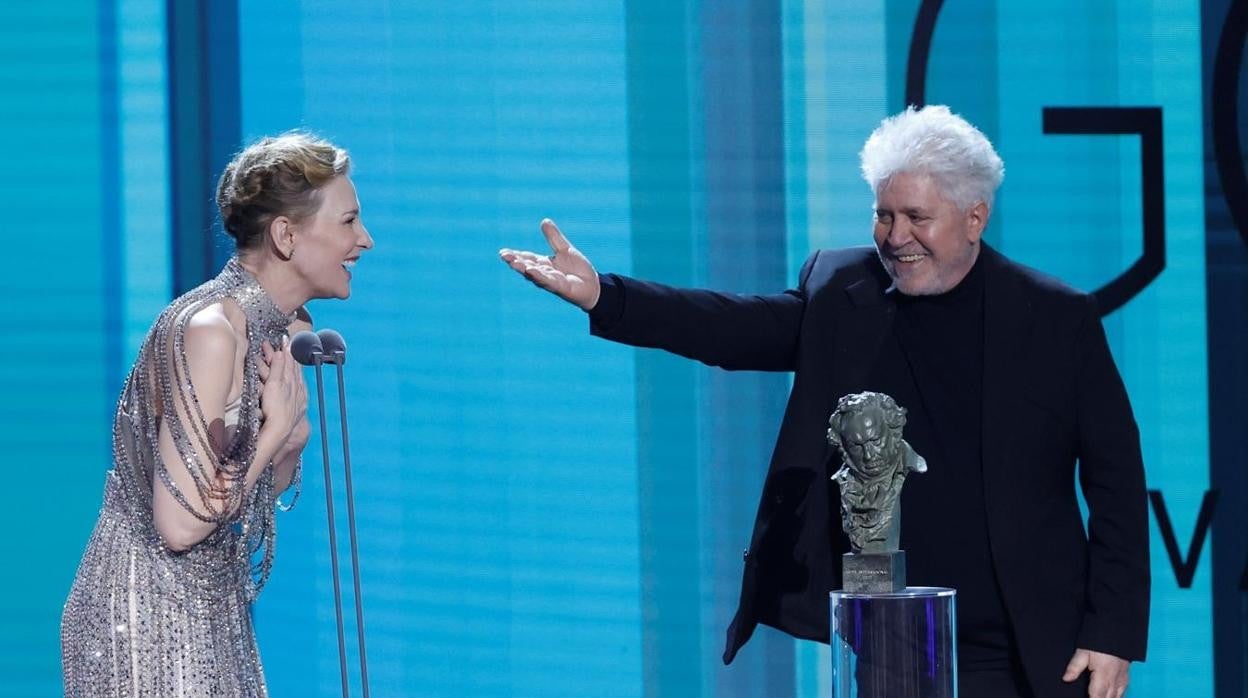 Cate Blanchett junto a Pedro Almodóvar en la entrega del Goya Internacional