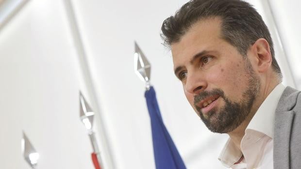 Tudanca, tras pensar su dimisión: «Sigo en pie; sigo adelante»