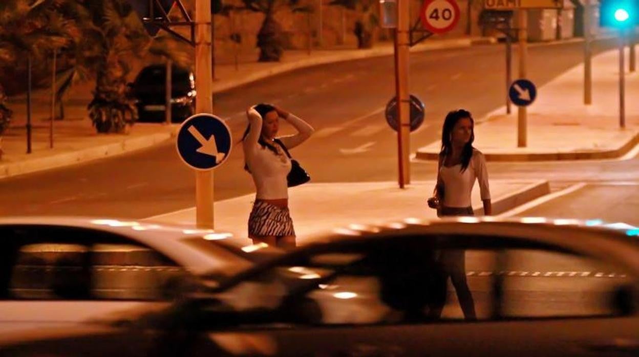 Dos jóvenes ejerciendo la prostitución en la vía pública en Alicante