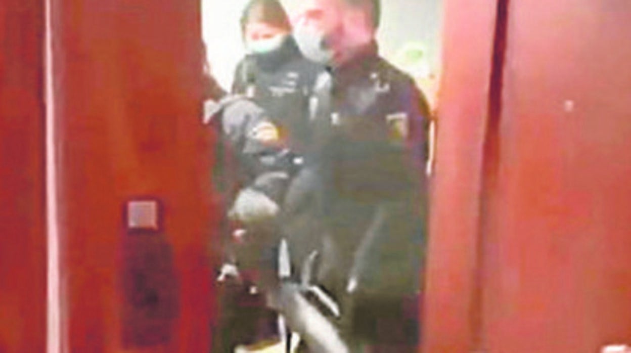 Entrada con ariete en el piso turístico de Lagasca, en plena pandemia