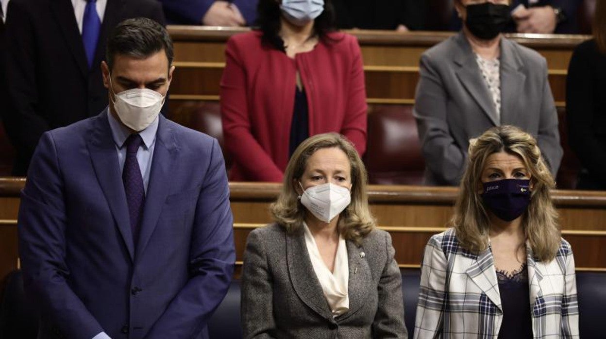 Sánchez, durante el minuto de silencio por las víctimas del pesquero