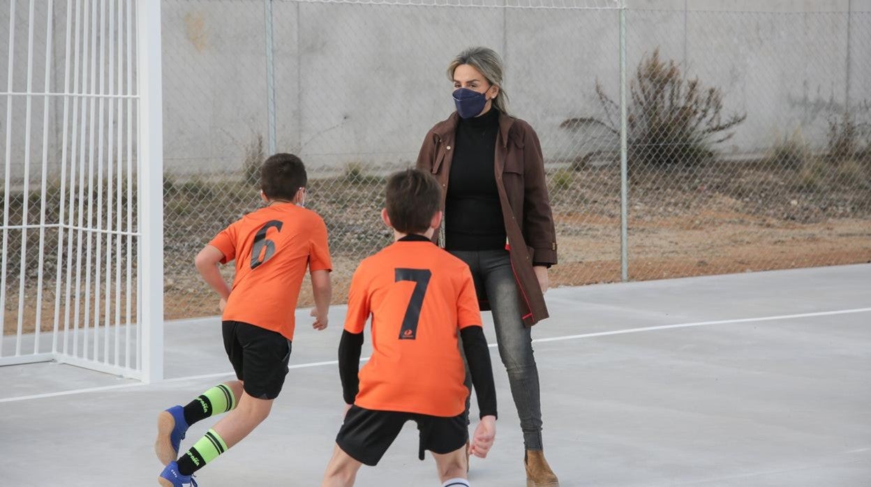 Milagros Tolón, con unos pequeños en la nueva pista