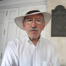 Juan Antonio Quintana, junto a la placa que le dedicó el Teatro Calderón