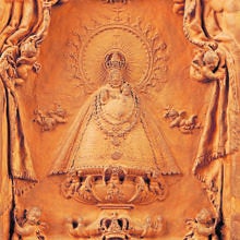 Virgen de Atocha, relieve en barro cocido sin policromar