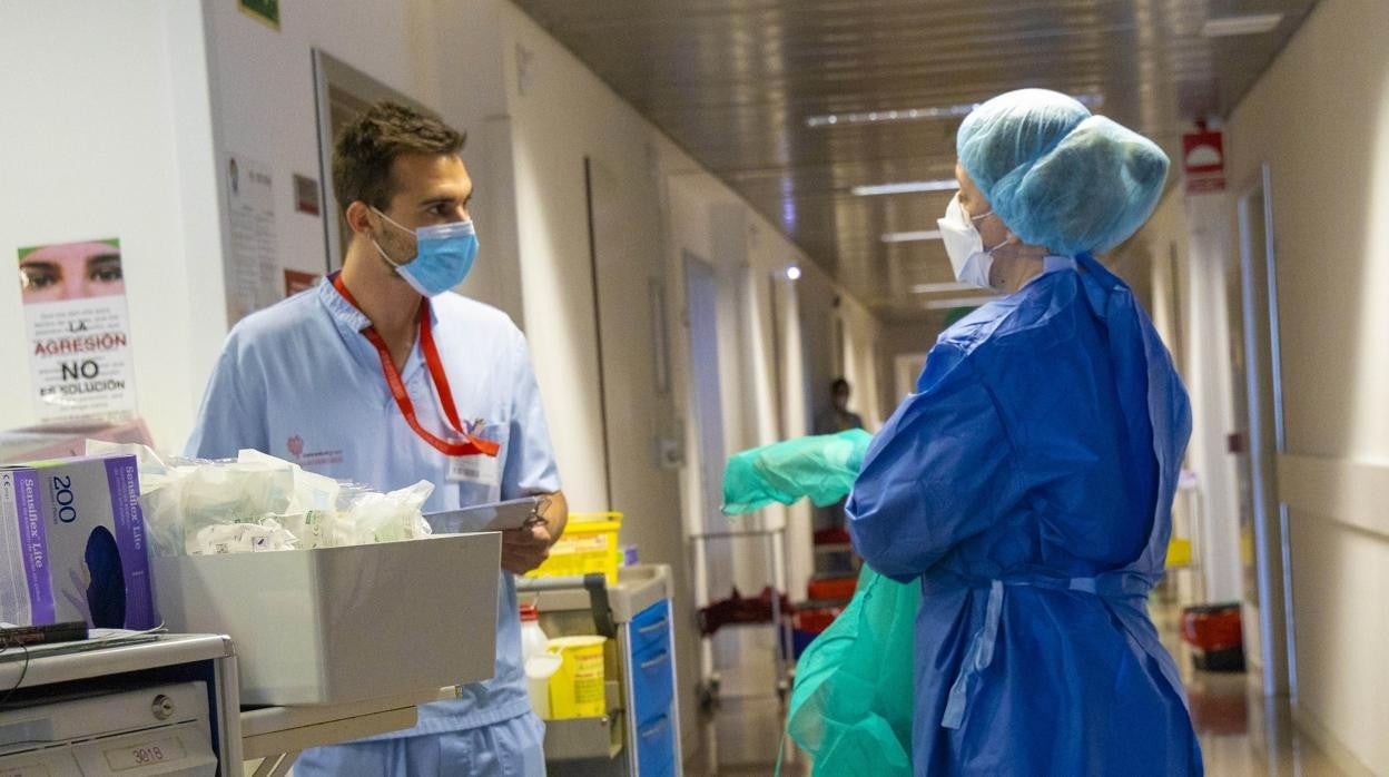 Imagen de archivo de dos sanitarios de un hospital de la Comunidad Valenciana