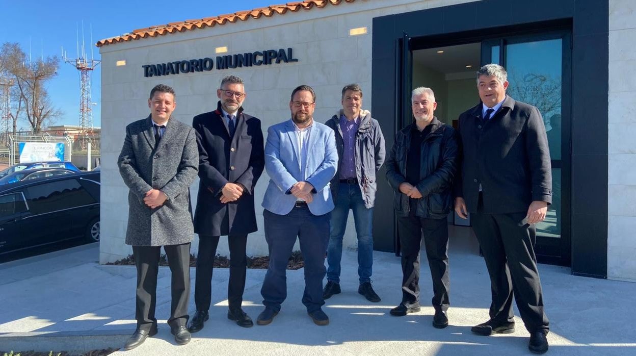 El alcalde de Paracuellos, Jorge Alberto Campos (con chaqueta clara) y otros responsables municipales y de la funeraria, junto al Tanatorio