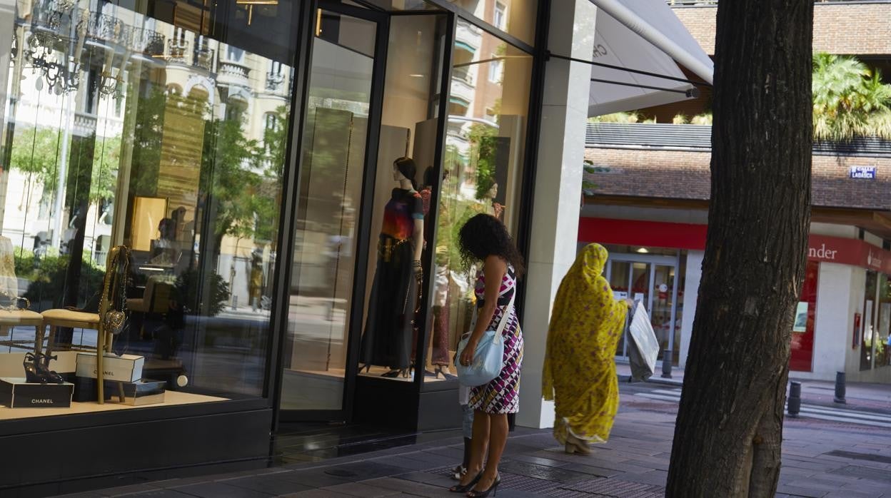 Turistas realizan compras en la Milla de Oro de Madrid