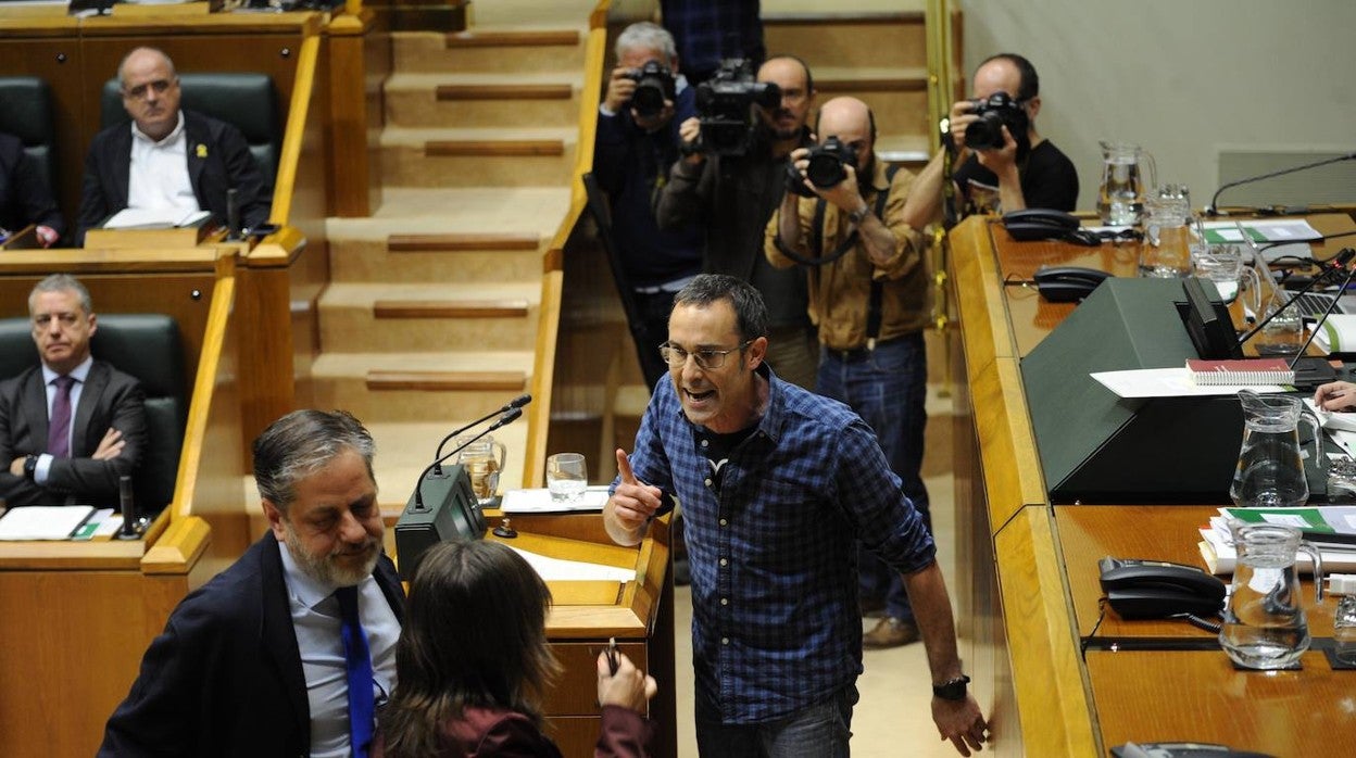 Julen Arzuaga se encara a diputados del PP después de llamar «nazis» a los agentes de las fuerzas y cuerpos de seguridad