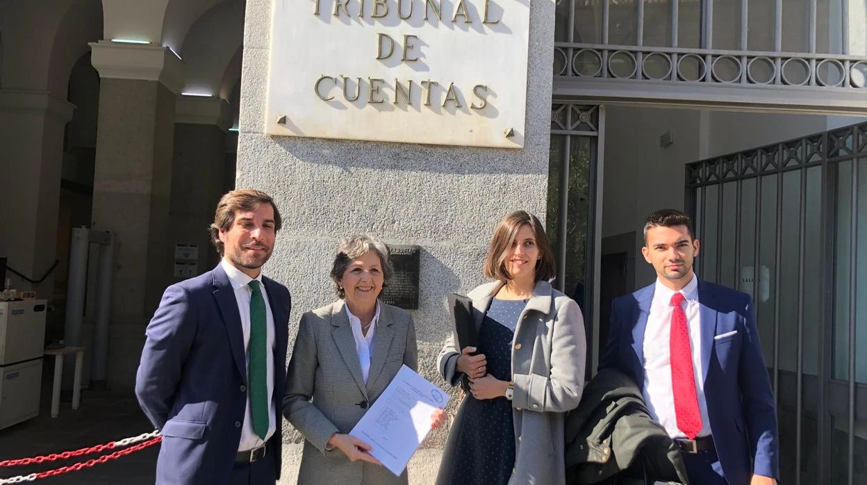 Representantes y letrados de Sociedad Civil Catalana, a las puertas del Tribunal de Cuentas